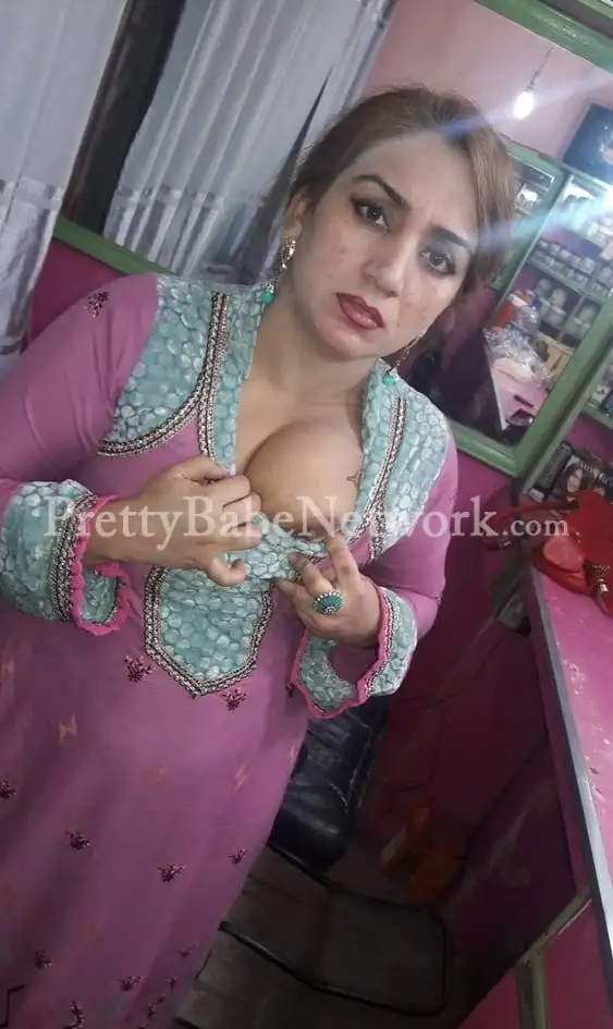 Nazma Sheikh—Experienced Mature Muslim Housewife Escort in Sector 19